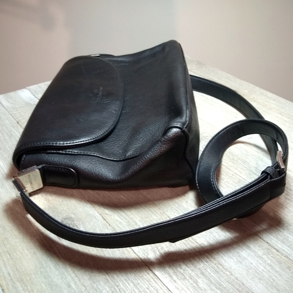 Liz Claiborne Leather Co. Handbags - Vintage Liz Claiborne Leather Co. Black Leather Purse